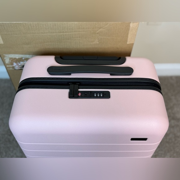 Away Bigger carry on - Picture 4 of 9